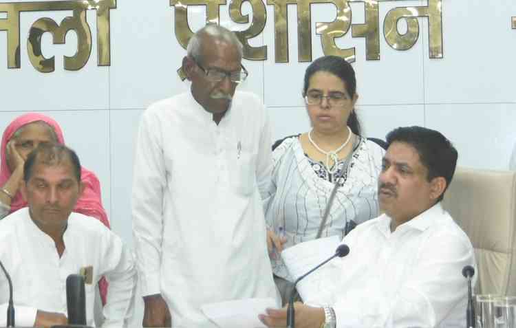 जिला मुख्यालय एवं उपमंडल मुख्यालयों पर समाधान शिविरों में नागरिकों की समस्याओं की सुनवाई