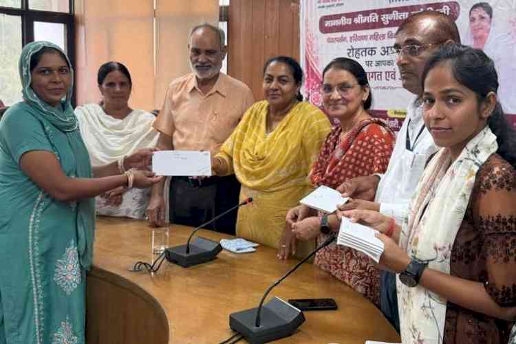 हरियाणा महिला विकास निगम के माध्यम से 25 महिलाओं को वितरित किए लगभग 12 लाख रुपये की राशि के ऋण के चेक