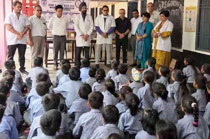कुलसचिव डॉ. रूप सिंह ने स्कूली बच्चों को दिया स्वस्थ जीवनशैली अपनाने का संदेश