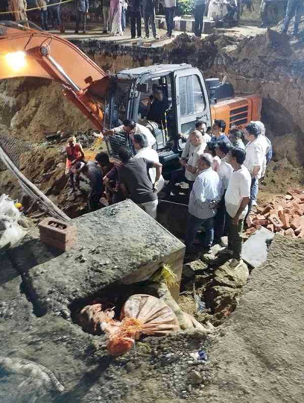 DC Himanshu Jain, MC Commissioner Ojasvi Alankar Inspect Kitchlu Nagar Road Cave-In Repair Work, Direct Speedy Restoration