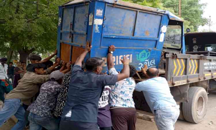 Ahmedabad civic body removes 708 handcarts, thousands of encroachments in 15-day drive