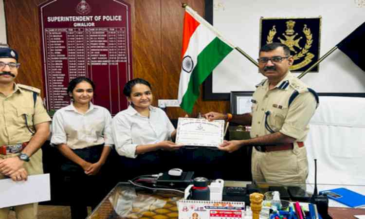 Twin sisters nab mobile phone snatcher in MP, felicitated by police