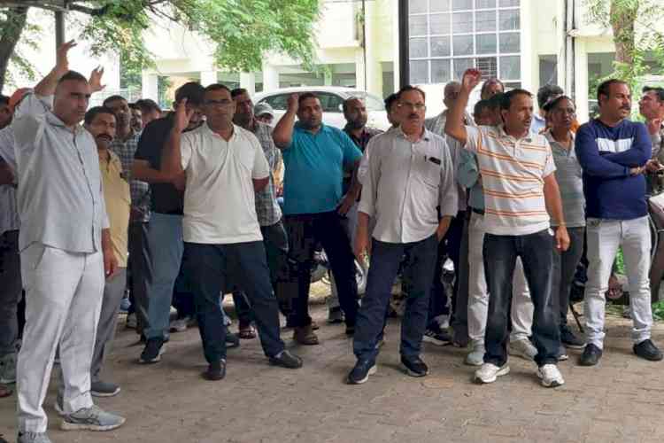 एग्रीकल्चर डिस्कॉम व स्मार्ट मीटर के विरोध में बिजली कर्मचारियों व इंजीनियरों का प्रदर्शन, फैसला वापस लेने की मांग