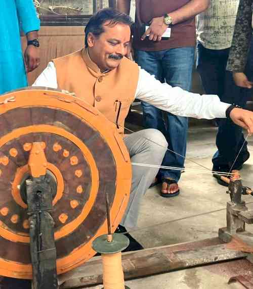 आत्मनिर्भरता की पहचान है हथकरघा विरासतः वीरेंद्र बड़खालसा
