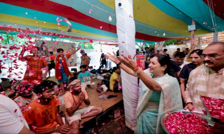 Delhi CM Rekha Gupta welcomes Kanwariyas in Mayapuri, reviews arrangements