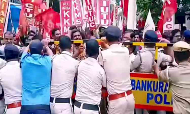 Bengal: Left activists scuffle with police in Bankura during DM office march