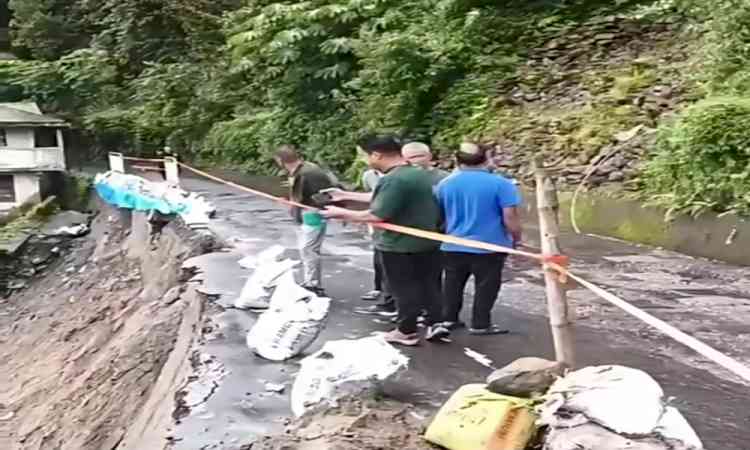 Landslides on busy road in Darjeeling district stall traffic movement in Bengal hill areas; more rains predicted