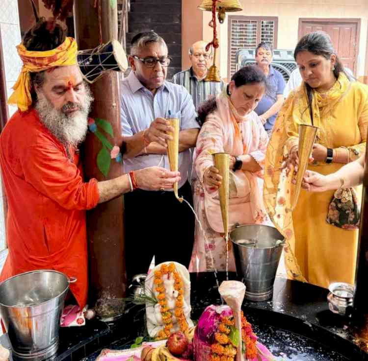 सावन के दूसरे सोमवार पर समाजसेवी जैन ने किया रुद्राभिषेक