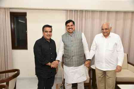 Madhya Pradesh CM meets Gujarat counterpart during investment outreach
