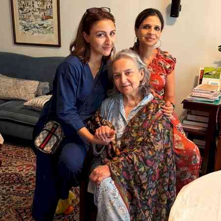 Kareena reacts as SIL Soha Ali Khan poses with MIL Sharmila Tagore 