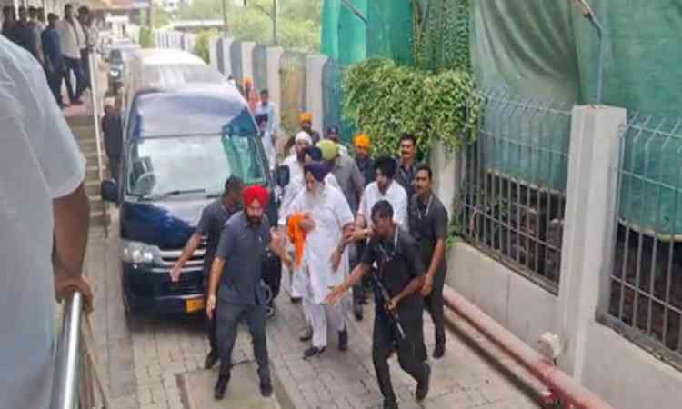 SAD chief Sukhbir Singh Badal attacked at Nanded gurdwara, PM calls up to check condition, CM Fadnavis orders probe