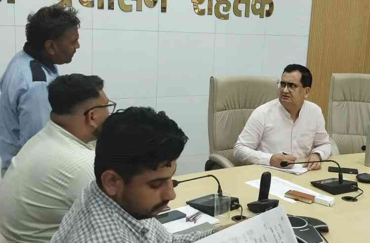 समाधान शिविरों में सुनी नागरिकों की समस्याएं, अधिकारियों को समयबद्ध निपटारे के निर्देश