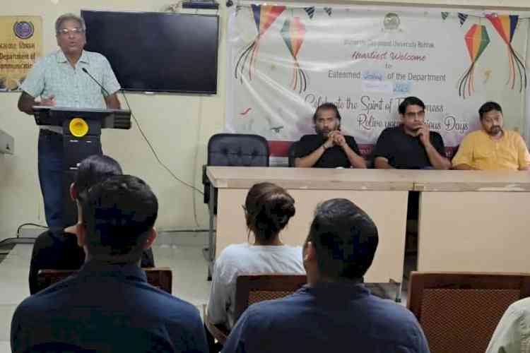 मीडिया क्षेत्र में सफलता के लिए अध्ययनशीलता के साथ कौशल विकास जरूरी