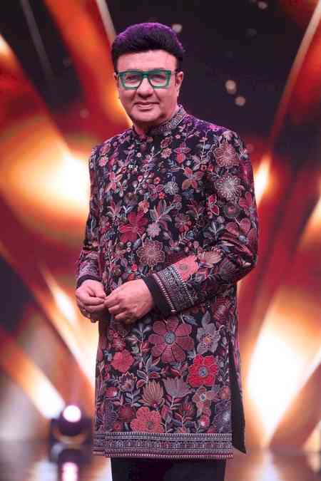 Anu Malik applauds Kumar Sanu for 'Sambhala Hai Maine': 100 chand laga diye 