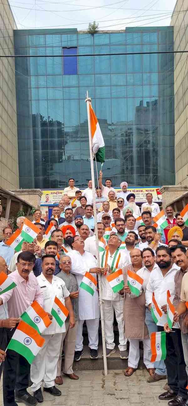 Manoranjan Kalia Unfurls Tricolour at Jalandhar Residence on 80th Independence Day