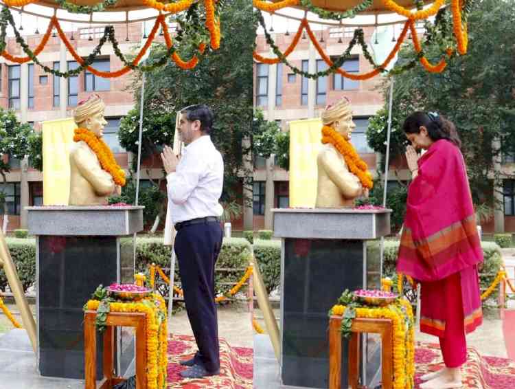 सुपवा के 13वें स्थापना दिवस पर कुलपति सहित विवि अधिकारियों ने किया दादा लख्मी चंद की प्रतिमा पर माल्यार्पण