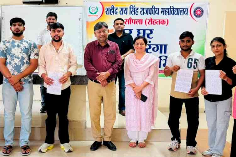 हर घर तिरंगा अभियान के तहत स्लोगन लेखन में काजल, निबंध लेखन में हर्ष ने बाजी मारी