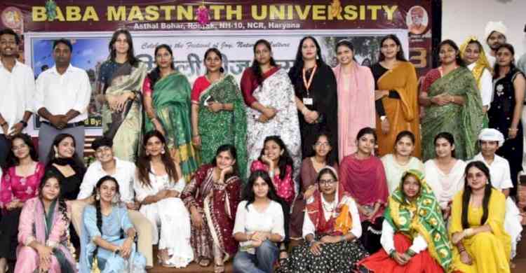 हरियाली तीज पर बीएमयू में सांस्कृतिक कार्यक्रम आयोजित