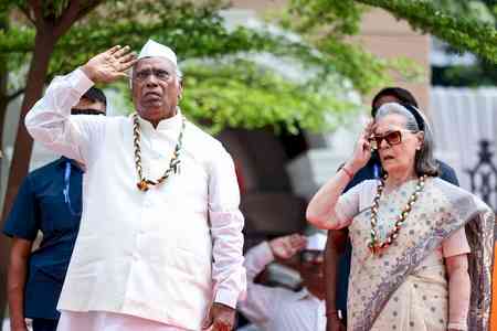 Karnataka BJP leader files police complaint against Sonia Gandhi over Vande Mataram row