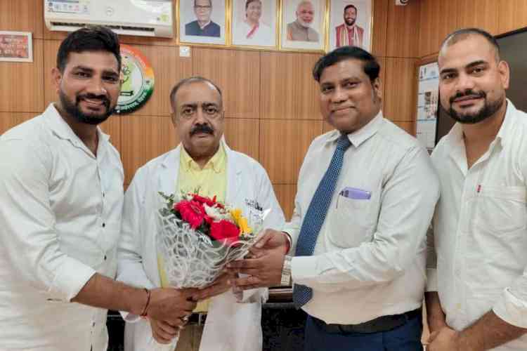 नर्सिंग एसोसिएशन ने निदेशक डॉ. सिंघल को कार्यकाल विस्तार पर दी बधाई