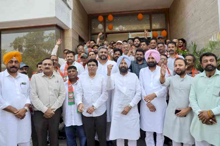 BJP gets major boost as 250 Garhwal community members join party in Punjab