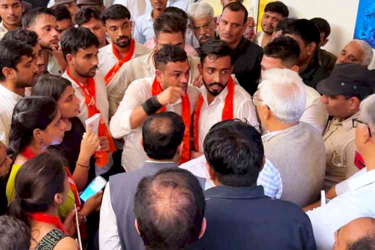 एबीवीपी ने किया एमडीयू कुलपति सचिवालय का घेराव, छात्रों की 12 मांगें उठाई
