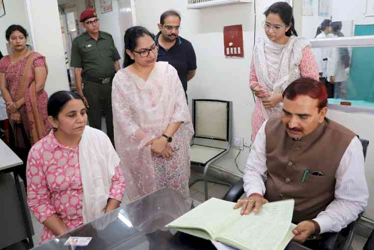 विद्यार्थियों से सीधे संवाद के दौरान कुलपति ने दिया नियमित कक्षाओं और मानव सेवा पर जोर