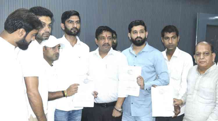 डी-पार्क आगजनी: मृतकों के परिजनों को पांच-पांच लाख की आर्थिक सहायता