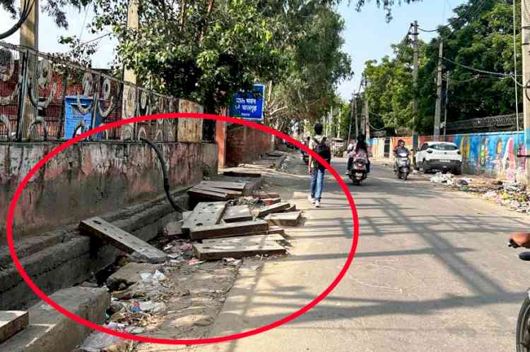 नालों की सफाई के बाद ढक्कन सड़क पर छोड़ भूला नगर निगम, हादसे का इंतजार