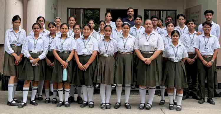 लैब विजिट में स्कूली विद्यार्थियों ने करीब से देखी एआई-3डी प्रिंटिंग की दुनिया
