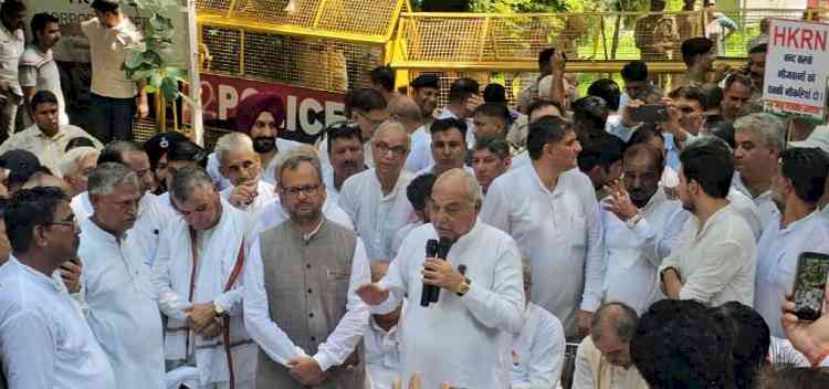 एचकेआरएन कर्मियों को पक्का करने की मांग के समर्थन में कांग्रेस का बड़ा प्रदर्शन