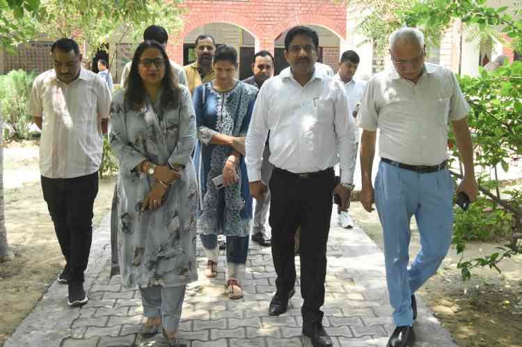 मतदाता सूची के पुनरीक्षण पर मंडल आयुक्त सख्त, मतदान केंद्रों का किया औचक निरीक्षण