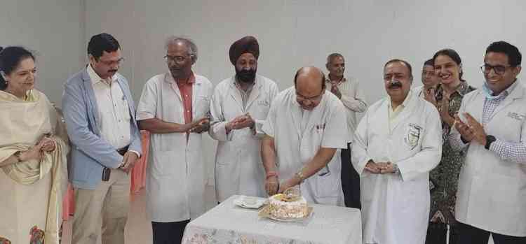 UHSR Vice-Chancellor Dr Aggarwal celebrates birthday with staff