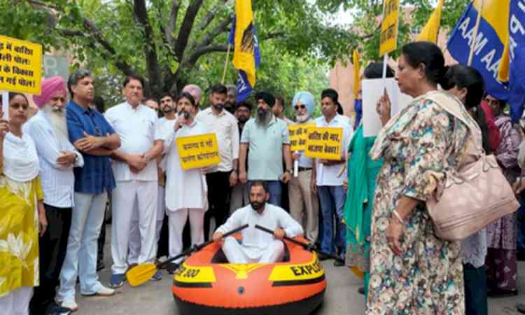 AAP protests over poor drainage, bad roads in Chandigarh