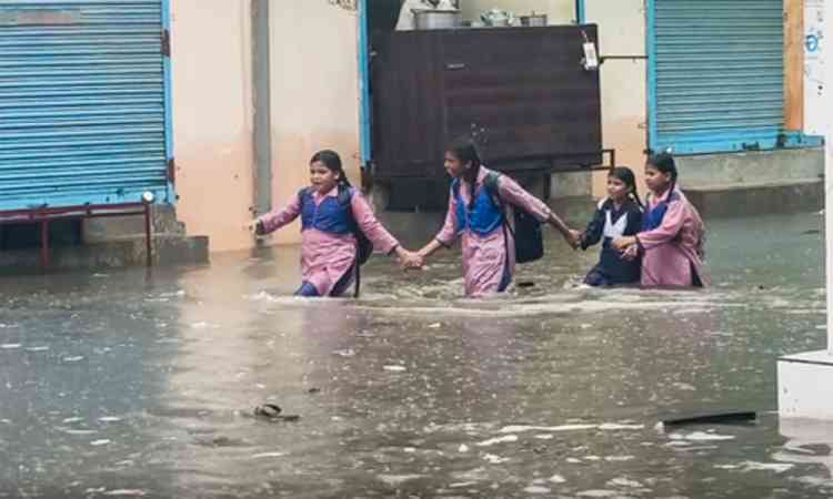 Heavy rain batters Delhi-NCR, flights disrupted, Gurugram issues WFH advisory