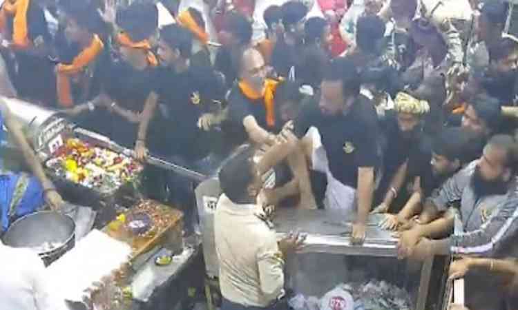 Ruckus at Ujjain's Mahakal temple after Kanwariyas try to breach barricades 