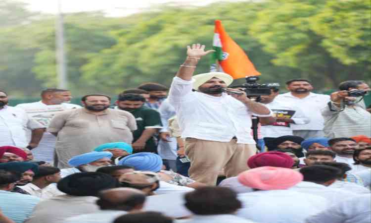 Hundreds of Punjab Congress workers stage protest over rising sugar prices