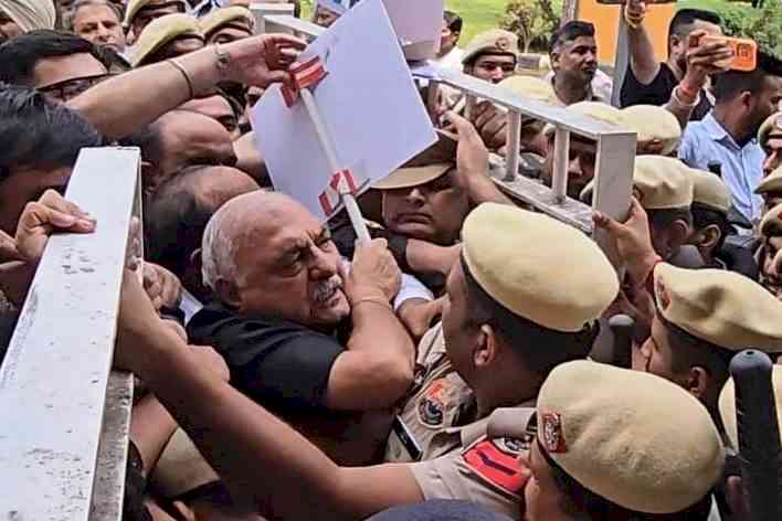 Congress MLAs Clash With Police during Protest; Former CM Hooda Alleges “Goons in Uniform”