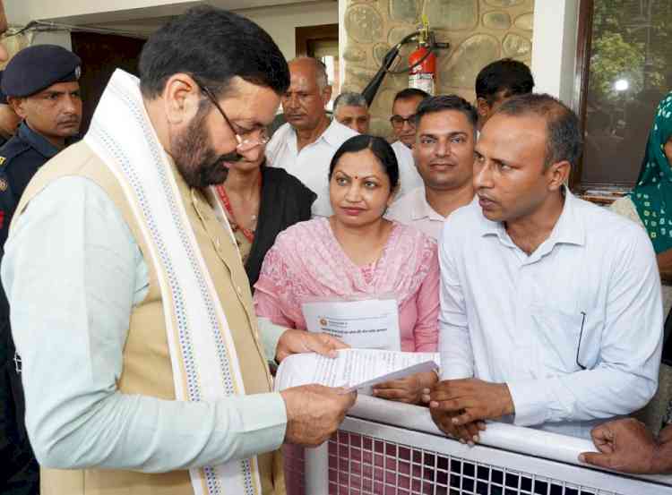 1,400 अनुबंधित शिक्षकों की सेवा-सुरक्षा के लिए मानसून सत्र में बिल पास कराने की मांग को लेकर सीएम नायब सैनी से मिला हुकटा प्रतिनिधिमंडल