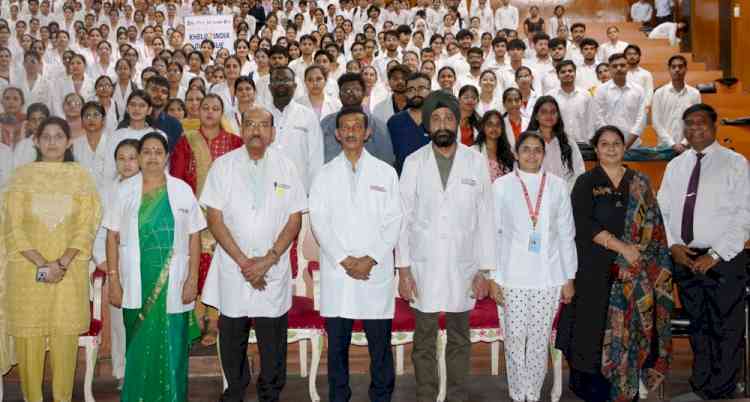 कुलपति डॉ. एच.के. अग्रवाल ने युवाओं से मोबाइल स्क्रीन छोड़ खेल मैदान में उतरने का आह्वान किया
