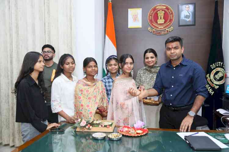 Aas Ehsaas NGO Celebrates Rakshabandhan with DC Himanshu Jain