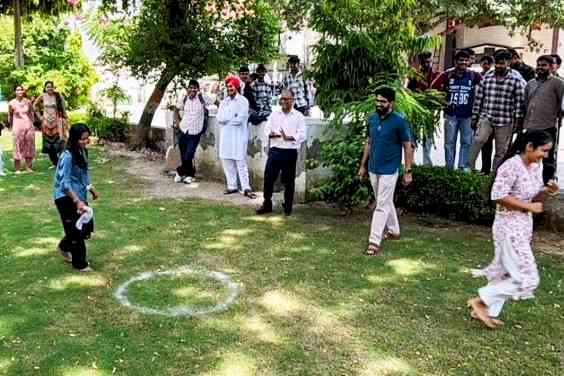 Hindu College Staff, Students Show Sporting Spirit on National Sports Day