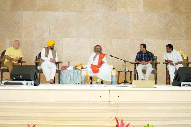 CM Bhagwant Singh Mann seeks blessings of Sri Sri Ravi Shankar with Arvind Kejriwal & Manish  Sisodia