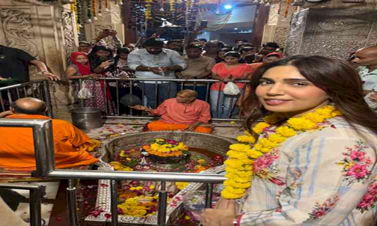 Bhumi Pednekkar offers prayers at the Achaleshwar Mahadev Mandir in Gwalior