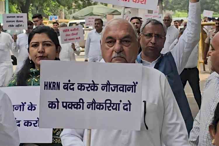 Hooda Leads Congress March to Assembly over Employees’ Issues, MLAs Jostle With Cops at Barricades