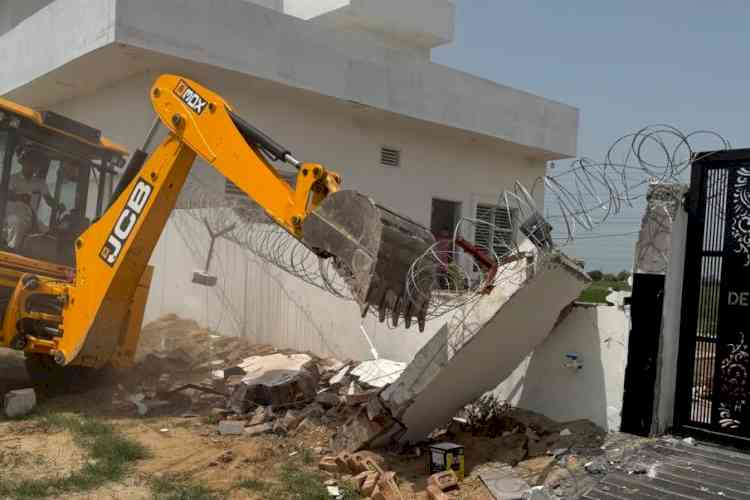 सराय अहमद-बोहर में अवैध कॉलोनियों पर चला प्रशासन का बुलडोजर, 4 एकड़ में निर्माण ध्वस्त