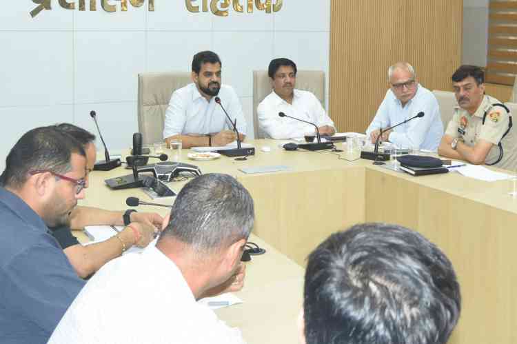 सड़क सुरक्षा में लापरवाही पर प्रशासन सख्त, खराब सड़कों पर एजेंसियों पर जुर्मानाः एडीसी नरेंद्र कुमार
