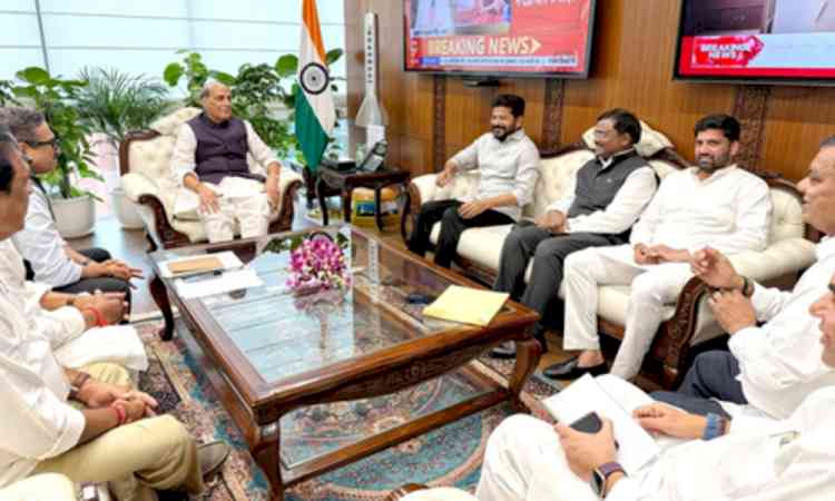 Telangana CM meets Defence Minister, seeks cooperation for 'Invest Telangana' summit