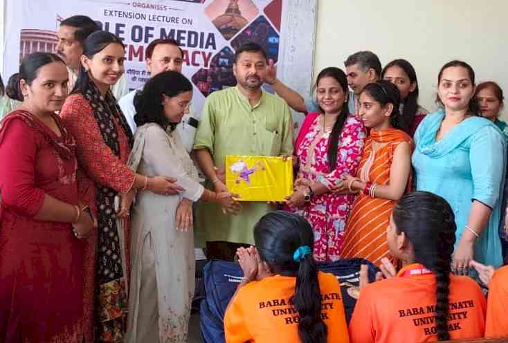 व्हाट्सएप यूनिवर्सिटी से बचें, फैक्ट चेक के बाद ही आगे बढ़ाएं खबरः सुनित मुखर्जी