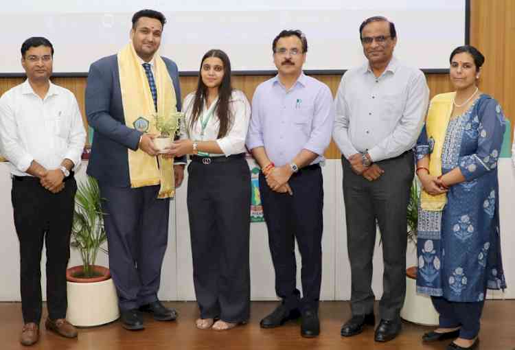 ग्लोबल जॉब मार्केट में टिकना है तो सीखना कभी न छोड़ें: कुलपति प्रो. विजय कुमार